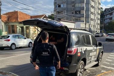 Homem condenado por tr&aacute;fico e porte ilegal de arma &eacute; preso em Guabiruba