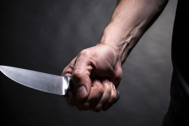 Homem &eacute; esfaqueado pelo cunhado ap&oacute;s discuss&atilde;o por ci&uacute;mes 