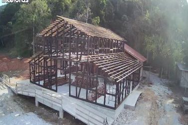 Maior constru&ccedil;&atilde;o enxaimel do Brasil no s&eacute;culo XXI ganha forma em Guabiruba