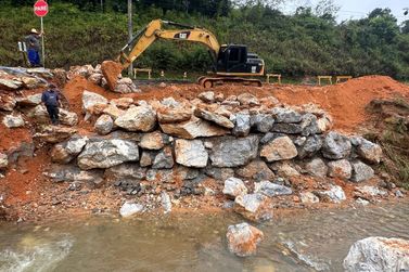 Prefeitura segue trabalhos de reconstru&ccedil;&atilde;o de ponte no Cedro Alto