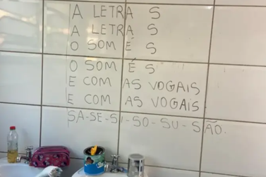Professora usando azulejo como quadro gera debate sobre estrutura escolar em Nova Trento