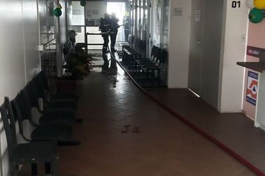 Bombeiros combatem inc&ecirc;ndio em espa&ccedil;o utilizado como arquivo em S&atilde;o Jo&atilde;o Batista