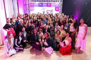 Desfile re&uacute;ne cerca de 70 costureiras e costureiros em noite de homenagem em Brusque