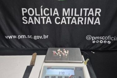 Dois homens s&atilde;o presos por tr&aacute;fico de drogas no bairro Azambuja
