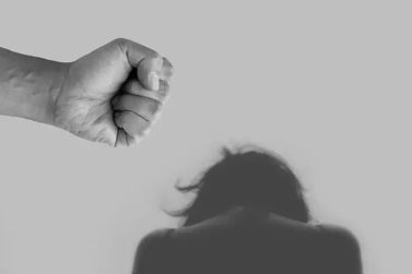 Dois homens s&atilde;o presos por viol&ecirc;ncia dom&eacute;stica em menos de tr&ecirc;s horas
