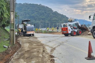 Obra do Samae mant&eacute;m tr&acirc;nsito em meia pista na Rua Ernesto Bianchini, no Rio Branco