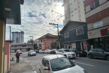 Previs&atilde;o indica dias amenos e retorno do sol no fim de semana em Brusque