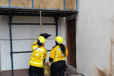 Trabalhador fica gravemente ferido ap&oacute;s queda de elevador industrial