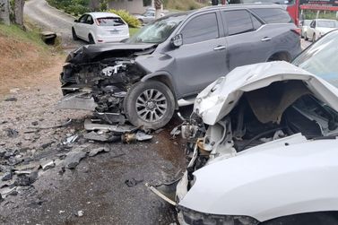 Acidente entre dois carros deixa uma pessoa gravemente ferida no Zant&atilde;o