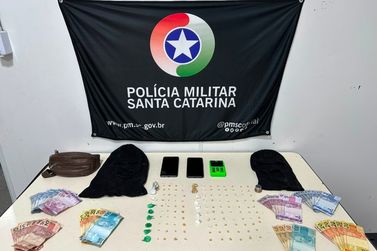 Adolescente e jovem s&atilde;o detidos por suspeita de tr&aacute;fico de drogas