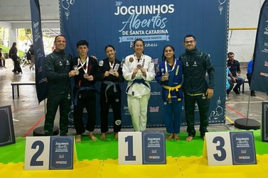 Brusque conquista cinco medalhas no jiu-j&iacute;tsu dos Joguinhos Abertos de SC