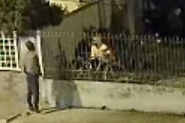 C&acirc;meras registram furto de bicicleta em resid&ecirc;ncia no bairro S&atilde;o Luiz