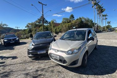 Colis&atilde;o em cruzamento deixa ve&iacute;culos danificados no Jardim Maluche