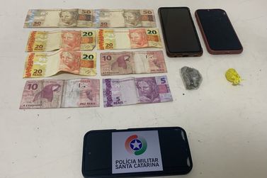 Dois jovens s&atilde;o presos por tr&aacute;fico de drogas em Gaspar