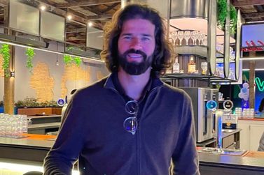 Goleiro da sele&ccedil;&atilde;o, Alisson Becker visita Brusque e &eacute; visto em restaurante no Centro