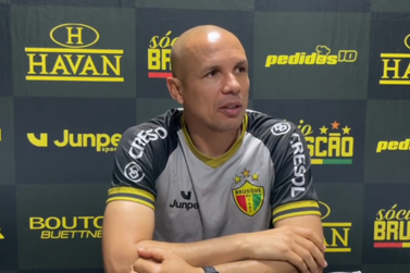 Higo prega p&eacute;s no ch&atilde;o ap&oacute;s vit&oacute;ria e exalta for&ccedil;a coletiva do elenco do Brusque
