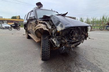 Hilux tem frente destru&iacute;da ap&oacute;s colis&atilde;o com furg&atilde;o em Brusque