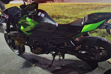 Homem morre e passageiro fica gravemente ferido ap&oacute;s colis&atilde;o de moto contra poste