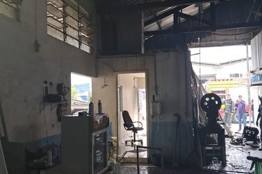 Inc&ecirc;ndio atinge metal&uacute;rgica no bairro Souza Cruz, em Brusque