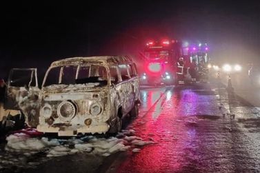 Inc&ecirc;ndio destr&oacute;i kombi e deixa um ferido na BR-470