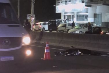 Jovem morre ap&oacute;s ser atropelado por motocicleta na Ant&ocirc;nio Heil 