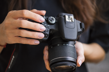 Justi&ccedil;a condena fot&oacute;grafa a entregar fotos de festa e indenizar cliente em R$ 3 mil