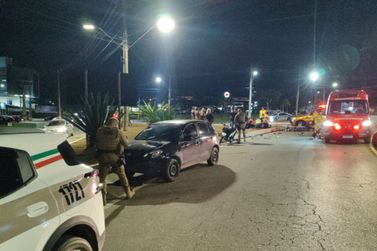 Motociclista de 18 anos sofre suspeita de fratura ap&oacute;s colis&atilde;o em trevo de Gaspar