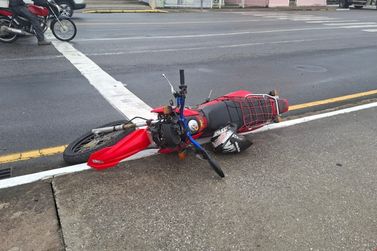Motociclista &eacute; preso ap&oacute;s fugir da PM e provocar acidentes em Brusque