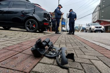 Motociclista foge ap&oacute;s atingir carro durante ultrapassagem no Santa Rita