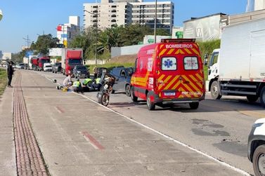 Motociclista sofre fraturas expostas ap&oacute;s colis&atilde;o com carro na Avenida Bepe Roza