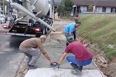 Prefeitura conclui recupera&ccedil;&atilde;o de cal&ccedil;adas na Avenida Primeiro de Maio