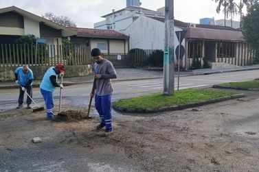 Prefeitura realiza mutir&atilde;o de limpeza e manuten&ccedil;&atilde;o em ruas e pra&ccedil;as de Brusque
