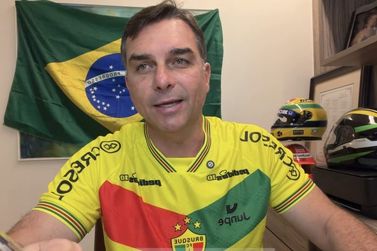 Fl&aacute;vio Bolsonaro usa camisa do Brusque em live nas redes sociais