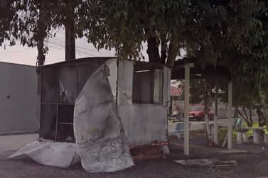Trailer de lanches &eacute; destru&iacute;do por inc&ecirc;ndio criminoso em Canelinha