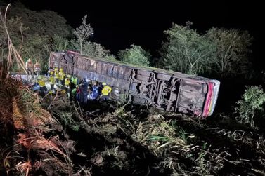 Tr&ecirc;s pessoas morrem ap&oacute;s &ocirc;nibus de excurs&atilde;o capotar em rodovia catarinense