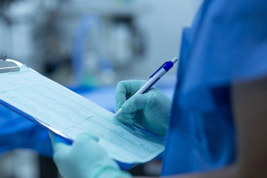Adolescente perde test&iacute;culo ap&oacute;s atraso no diagn&oacute;stico m&eacute;dico e cidade &eacute; condenada em SC