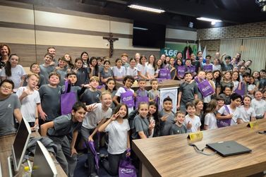 Alunos recebem jogo e cartilha para aprender como funciona a C&acirc;mara de Brusque