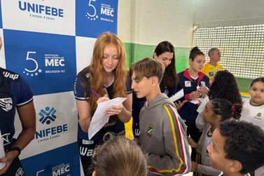 Atletas do Brusque V&ocirc;lei visitam escola e conversam com estudantes no Tomaz Coelho