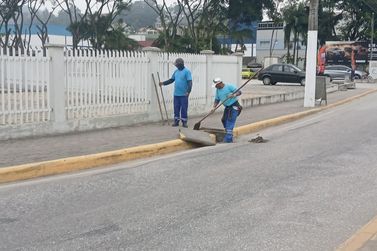 Bocas de lobo passam por limpeza e desobstru&ccedil;&atilde;o em bairros de Brusque
