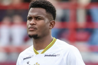 Brusque renova com Cipriano at&eacute; o fim da S&eacute;rie C; zagueiro est&aacute; liberado para s&aacute;bado
