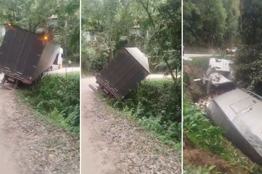 Carreta tomba e quase cai em ribanceira em Gaspar