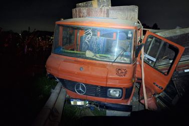 Carro bate na traseira de caminh&atilde;o, capota e atinge outro ve&iacute;culo na Ant&ocirc;nio Heil
