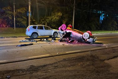 Colis&atilde;o entre dois carros termina em capotamento na SC-486, em Botuver&aacute;