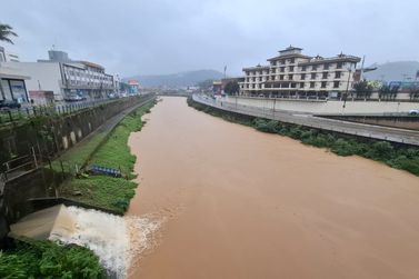 Defesa Civil alerta moradores de &aacute;reas de risco ap&oacute;s alto volume de chuva em Brusque