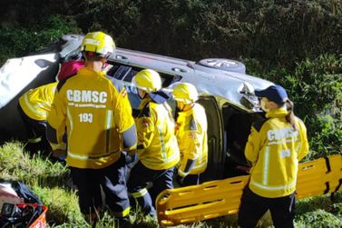 Dois ve&iacute;culos capotam no mesmo trecho da BR-470 durante a madrugada