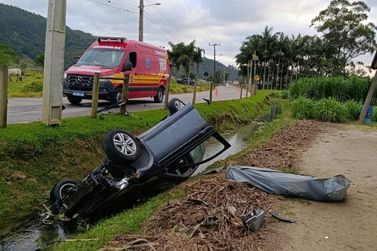 Homem &eacute; encontrado morto ap&oacute;s carro capotar em c&oacute;rrego em Tijucas