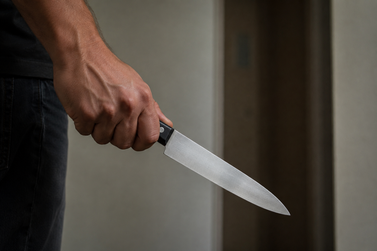 Homem &eacute; ferido a facadas no peito e na perna em Guabiruba