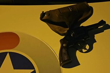 Homem &eacute; preso com rev&oacute;lver enquanto aguardava ex-funcion&aacute;rio para cobrar d&iacute;vida