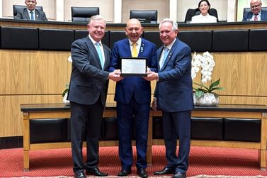 Luciano Hang recebe homenagem da Alesc durante sess&atilde;o especial em Florian&oacute;polis