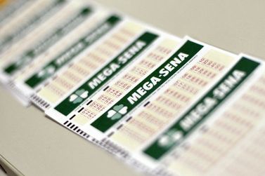 Mega Sena acumula e pode pagar R$ 100 milh&otilde;es neste domingo 